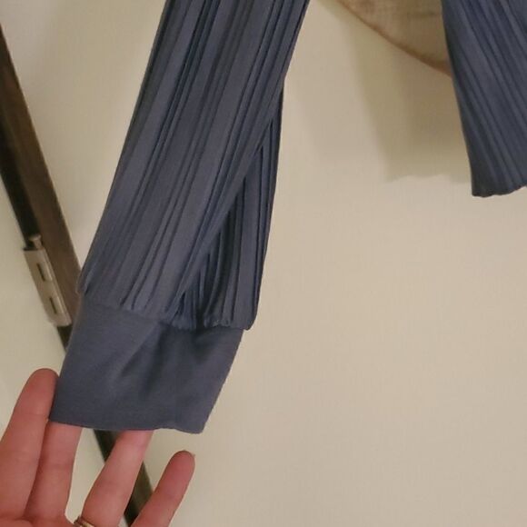 Hi low cuffed sleeve pleated top - Picture 2 of 3